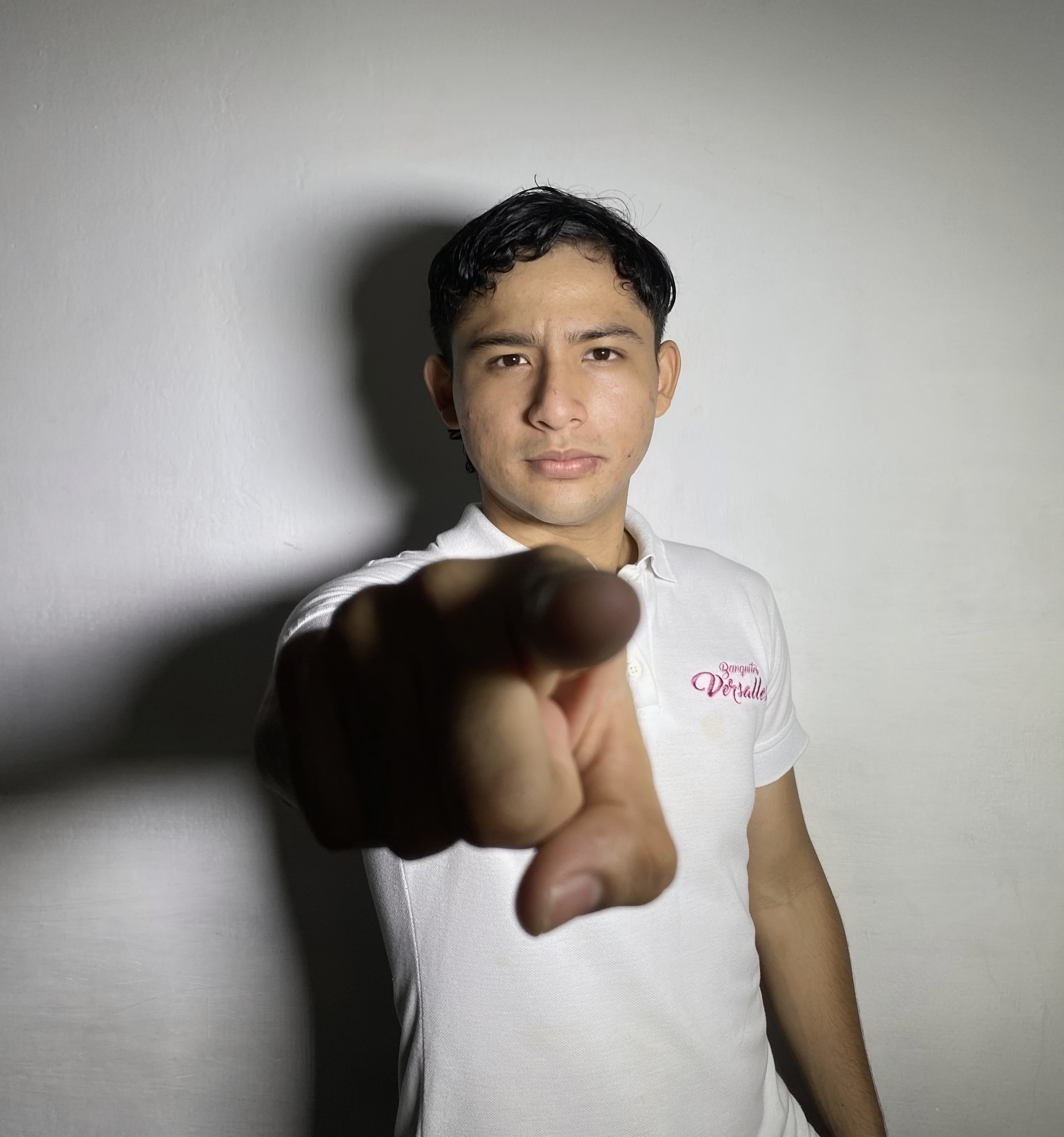 stevan señalando